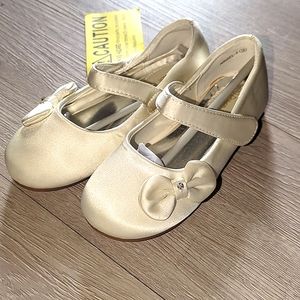 ❤️5/$25 💫NWT Pageant Light Cream Bow Velcro Slip On Shoes Dream Pair Cushion